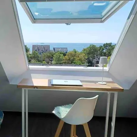 De Reve Et Tennis Devant La Maison