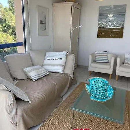 De Reve Et Tennis Devant La Maison