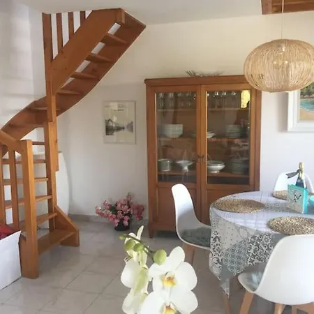De Reve Et Tennis Devant La Maison *
